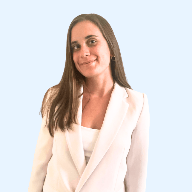 Patricia Velasco fondo azul